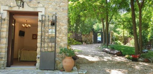 a entrance to a house with a vase next to a door at Il rifugio del duca in Solopaca