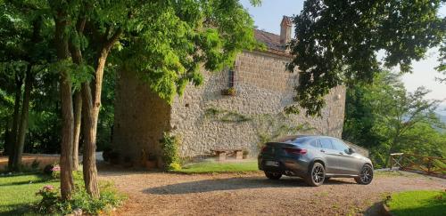a car parked in front of a building at Il rifugio del duca in Solopaca