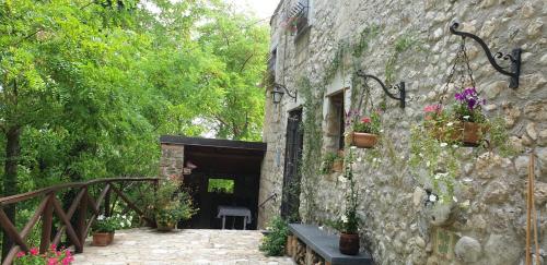 a stone building with potted plants on the side of it at Il rifugio del duca in Solopaca