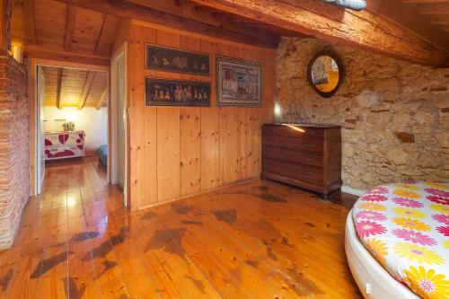 Un dormitorio con una cama y una pared de madera. en Verona Walls, en Verona