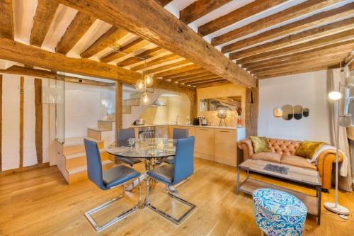 une cuisine et un salon avec une table et des chaises dans l'établissement Guillaume - Le Charme Normand Intemporel, à Rouen