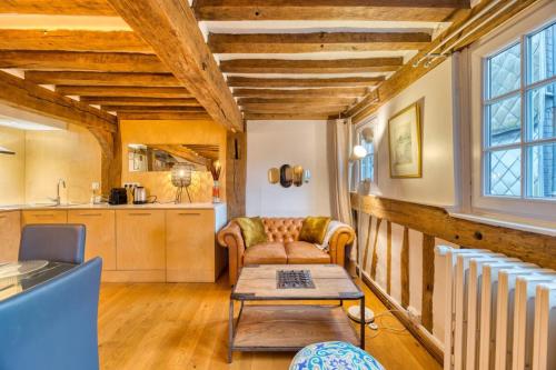 un salon avec un canapé et une table dans l'établissement Guillaume - Le Charme Normand Intemporel, à Rouen