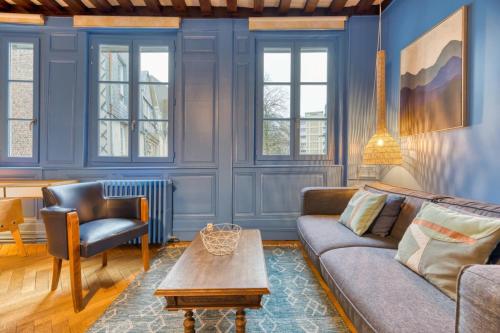 un salon avec un canapé et une table dans l'établissement Jehanne L'élégance Médiévale, à Rouen