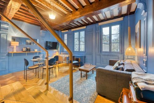 un salon avec un canapé et une table dans l'établissement Jehanne L'élégance Médiévale, à Rouen