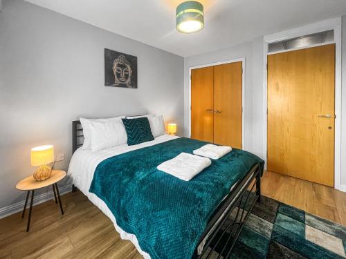 Postel nebo postele na pokoji v ubytování Stylish Apartment Near Heathrow, Skyline Views