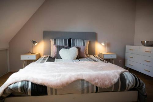 une chambre avec un grand lit avec deux lampes dans l'établissement Chez Marine, à Carnac