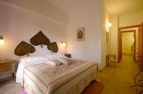 Poggio MirtetoにあるVilla Ettorina casa vacanze - appartamenti short stayのベッドルーム1室(大型ベッド1台付)