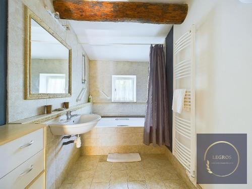 une salle de bain avec un lavabo et une baignoire dans l'établissement La carrière Saint Rémy de Provence, à Saint-Rémy-de-Provence