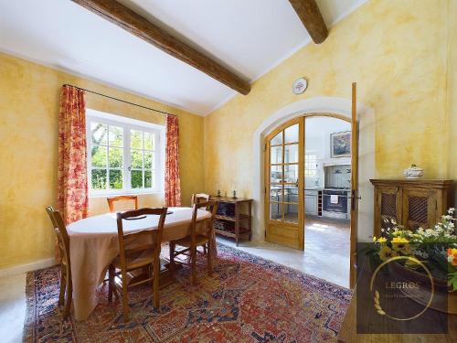 une salle à manger avec une table et des chaises dans l'établissement La carrière Saint Rémy de Provence, à Saint-Rémy-de-Provence