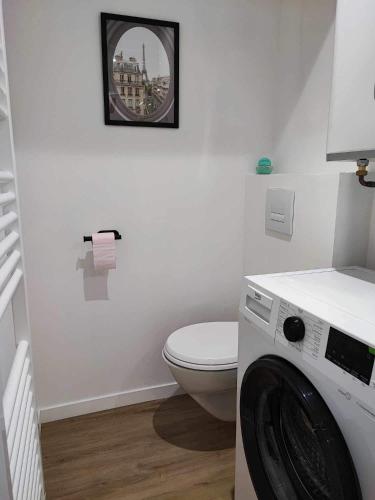 La salle de bains est pourvue de toilettes et d'un lave-linge. dans l'établissement Studio 15, proche rue piétonne et plage, à Saint-Jean-de-Monts