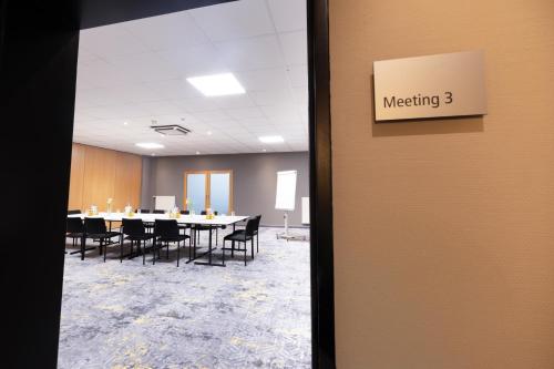 a meeting room with a table and chairs at Garner Hotel Elmshorn by IHG in Elmshorn