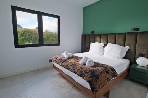 une chambre avec un grand lit avec une fenêtre dans l'établissement Appartement de vacances Carsac 1, à Carsac-de-Gurson