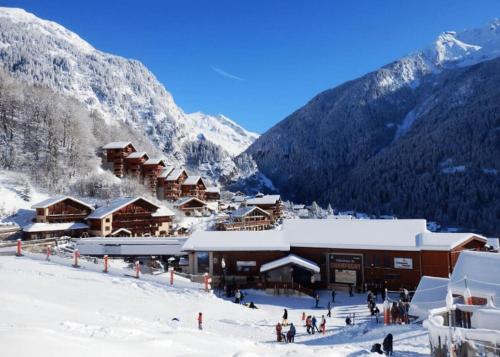 a group of people in the snow in front of a ski lodge at Localisation centrale et vue spectaculaire in Champagny-en-Vanoise