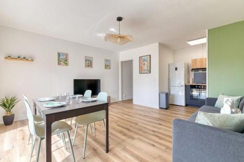 un salon avec une table de salle à manger et une cuisine dans l'établissement Marine votre F2 moderne à Rouen, à Rouen