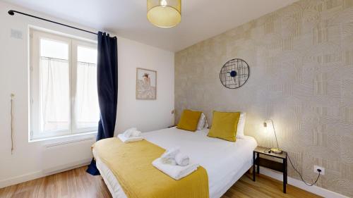 une chambre avec un lit avec deux serviettes dessus dans l'établissement 864 Suite Iris - Superbe appartement, à Montreuil