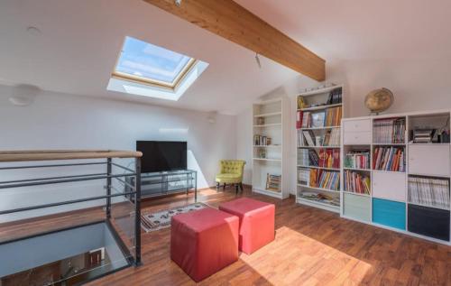 Elle comprend un salon doté de plafonds voûtés et d'une fenêtre. dans l'établissement villadujeudepaume, à Balma