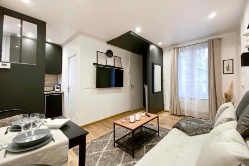 un salon avec un canapé et une table dans l'établissement Pierre proche Place Saint Marc, à Rouen