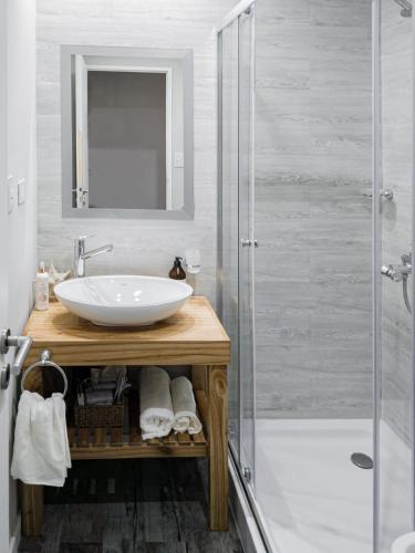 a bathroom with a sink and a shower at LEVEL Suites una propuesta diferente en el centro de Bahía in Bahía Blanca