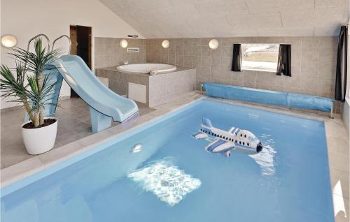 un bagno con piscina con un aeroplano giocattolo di 5 Bedroom Awesome Home In Bogense a Skåstrup