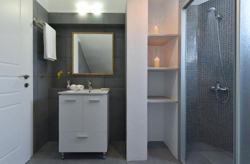 un bagno con lavandino e doccia di Aspro Villas a Piso Livadi