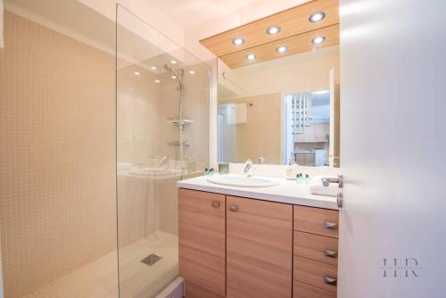 une salle de bain avec un lavabo et une douche dans l'établissement Magnifique duplex avec terrasse et piscine, à Saint-Tropez