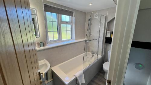 Vannituba majutusasutuses Stables Cottage