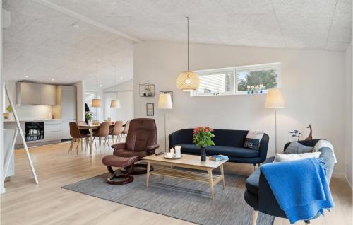 a living room with a couch and a table at Amazing Home In Spøttrup With Wifi in Spottrup