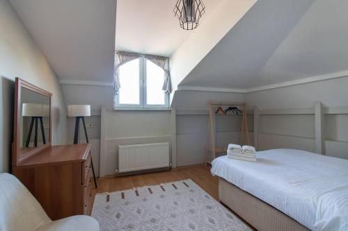 En eller flere senge i et værelse på Charming 2BR Panoramic Views Penthouse in Maltepe