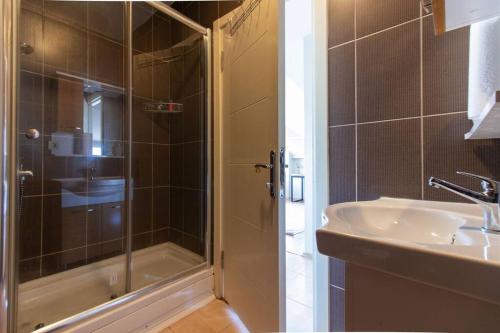 Et badeværelse på Charming 2BR Panoramic Views Penthouse in Maltepe