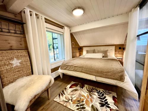 a bedroom with a large bed and a window at Rantavilla 7 hlo poreallas in Jämsä