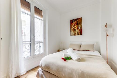 une chambre blanche avec un lit et une fenêtre dans l'établissement Le Penseur - Lumineux & proche Tour Eiffel, à Paris