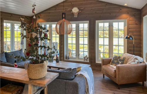 een woonkamer met een bank en een tafel met een kerstboom bij 5 Bedroom Beautiful Home In Gol in Golsfjellet
