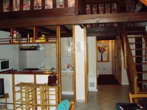 - une cuisine avec des lits superposés dans une chambre dans l'établissement Appartement Calme et Spacieux, à Cauterets