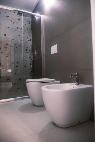 a bathroom with a tub and a shower and a toilet at Relais Ena in Gallipoli