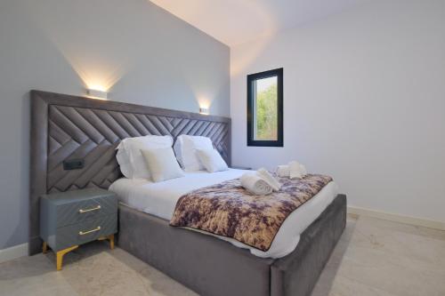 une chambre avec un grand lit avec des oreillers blancs dans l'établissement Appartement de vacances Carsac 3, à Carsac-de-Gurson