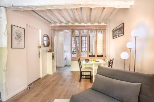 un salon avec un canapé et une table dans l'établissement Gabriel Beau studio proche Hôtel de Ville, à Rouen