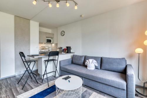 un salon avec un canapé et une table dans l'établissement Olivia studio avec Place de Parking, à Rouen