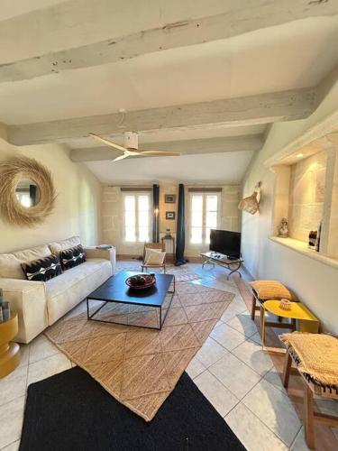 un salon avec un canapé et une table dans l'établissement Le MasChica Arles Centre, à Arles