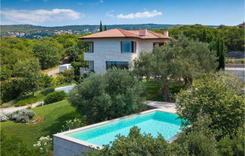 ŽurkovoにあるVilla Kamikのプール付きの家の外観