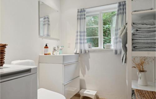 Un baño de 3 Bedroom Nice Home In Hundested