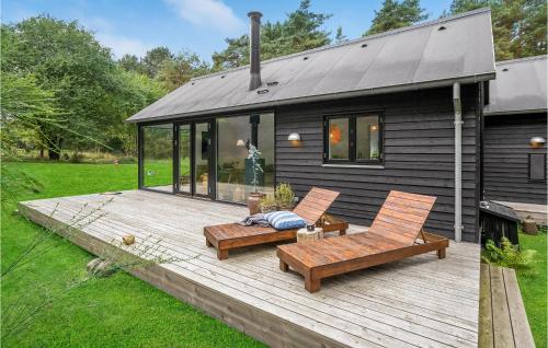 une terrasse en bois avec deux chaises et une maison dans l'établissement Stunning Home In Fårevejle With Kitchen, à Fårevejle