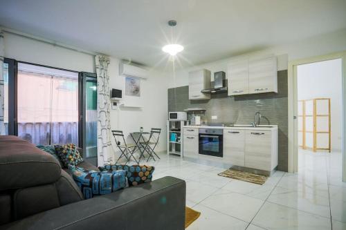 Η κουζίνα ή μικρή κουζίνα στο Casa Alfredo Mergellina Sea&City