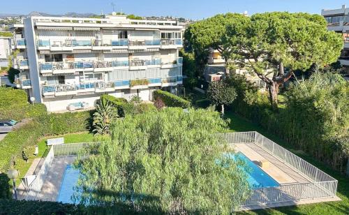 - une vue aérienne sur un bâtiment et une piscine dans l'établissement t3 cagnes sur mer, à Cagnes-sur-Mer