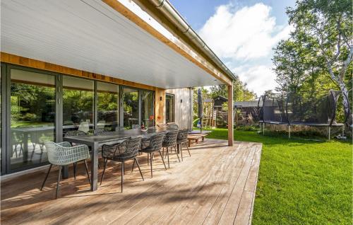 Zahrada ubytování Beautiful Home In Sjællands Odde With 5 Bedrooms
