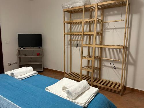 Giường trong phòng chung tại DM house