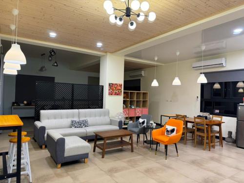 a living room with a couch and chairs and a table at 散步的喵 in Tung-chou