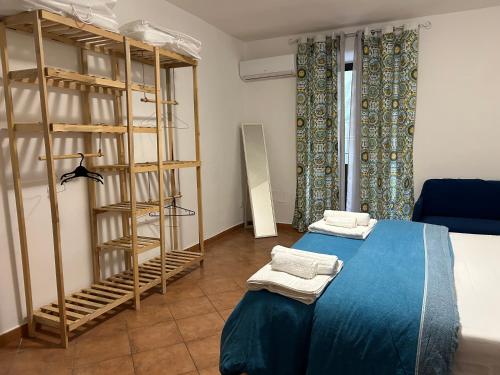 Giường trong phòng chung tại DM house