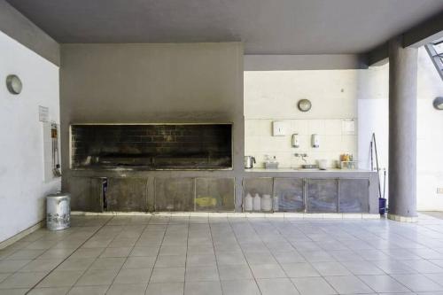 cocina con chimenea en el medio de una habitación en Mario Bravo 480 by depptö, en Buenos Aires