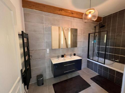 une salle de bain avec un lavabo et un miroir dans l'établissement Les Blancs - Au coeur des vignes - Piscine, à Lisle-sur-Tarn
