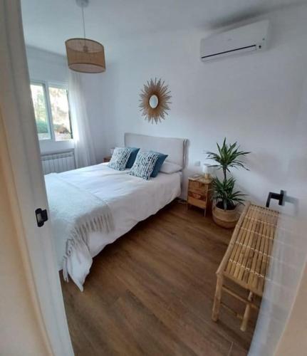 a bedroom with a bed and a mirror on the wall at Vivienda Pantano de San Juan in San Martín de Valdeiglesias